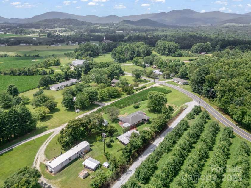 40 Country View Lane, Hendersonville, NC 28792.  MLS# CAR4283391, YatesRealty ID 2755. 