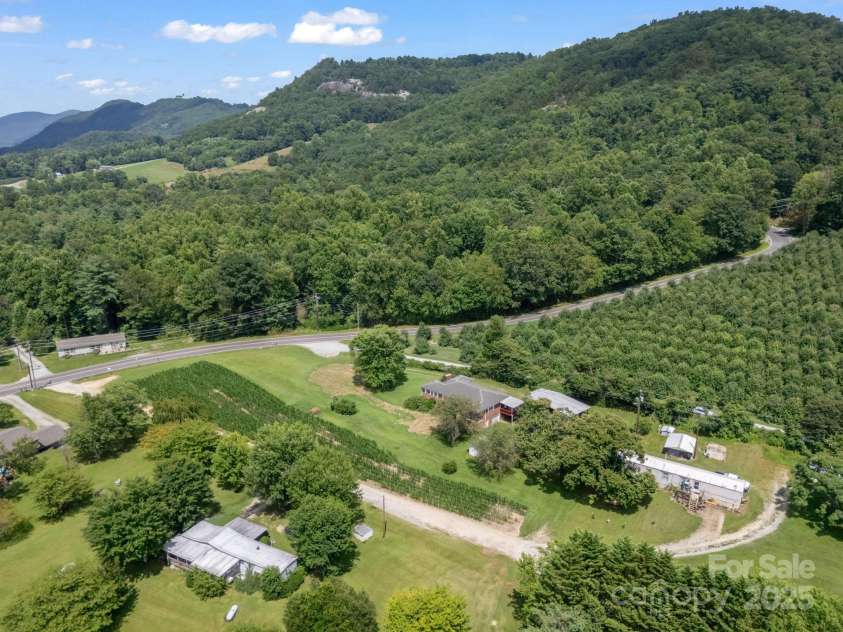 40 Country View Lane, Hendersonville, NC 28792.  MLS# CAR4283391, YatesRealty ID 2755. 