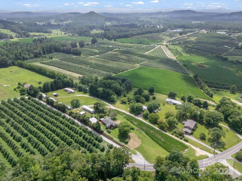 40 Country View Lane, Hendersonville, NC 28792.  MLS# CAR4283391, YatesRealty ID 2755. Arial