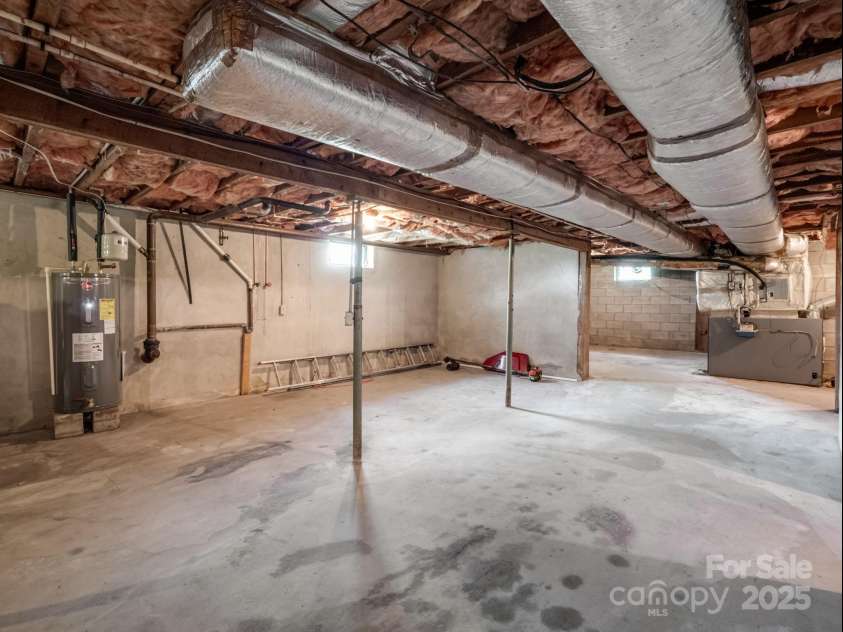 40 Country View Lane, Hendersonville, NC 28792.  MLS# CAR4283391, YatesRealty ID 2755. Basement