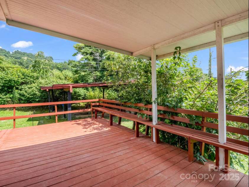 40 Country View Lane, Hendersonville, NC 28792.  MLS# CAR4283391, YatesRealty ID 2755. Deck w/Built in sitting benches