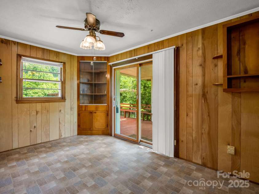 40 Country View Lane, Hendersonville, NC 28792.  MLS# CAR4283391, YatesRealty ID 2755. Dining Area