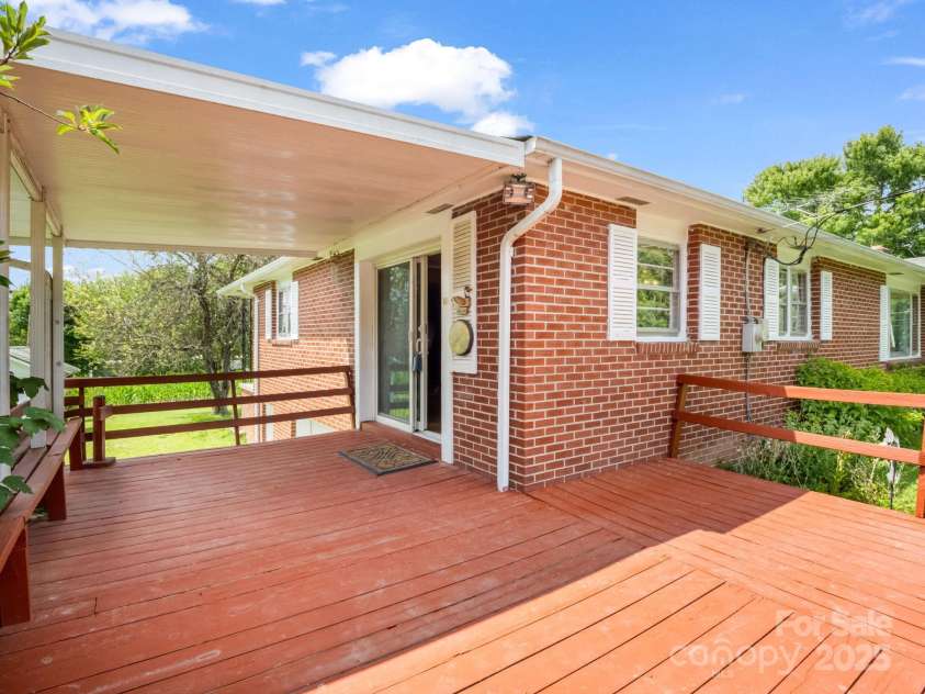 40 Country View Lane, Hendersonville, NC 28792.  MLS# CAR4283391, YatesRealty ID 2755. Exterior Deck