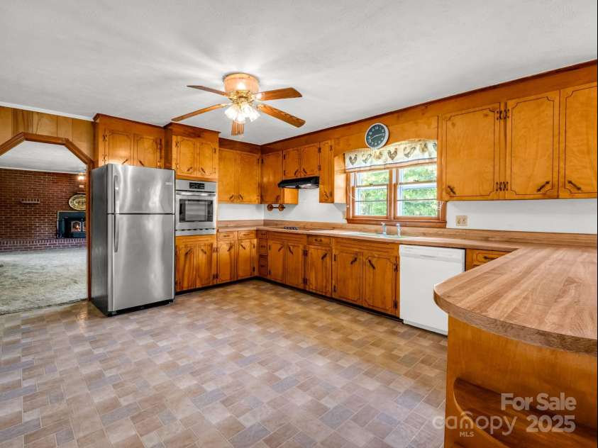 40 Country View Lane, Hendersonville, NC 28792.  MLS# CAR4283391, YatesRealty ID 2755. Kitchen