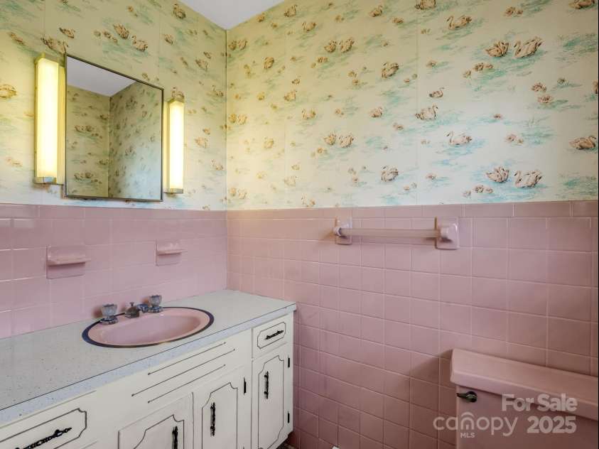 40 Country View Lane, Hendersonville, NC 28792.  MLS# CAR4283391, YatesRealty ID 2755. Primary En-suite Half Bath