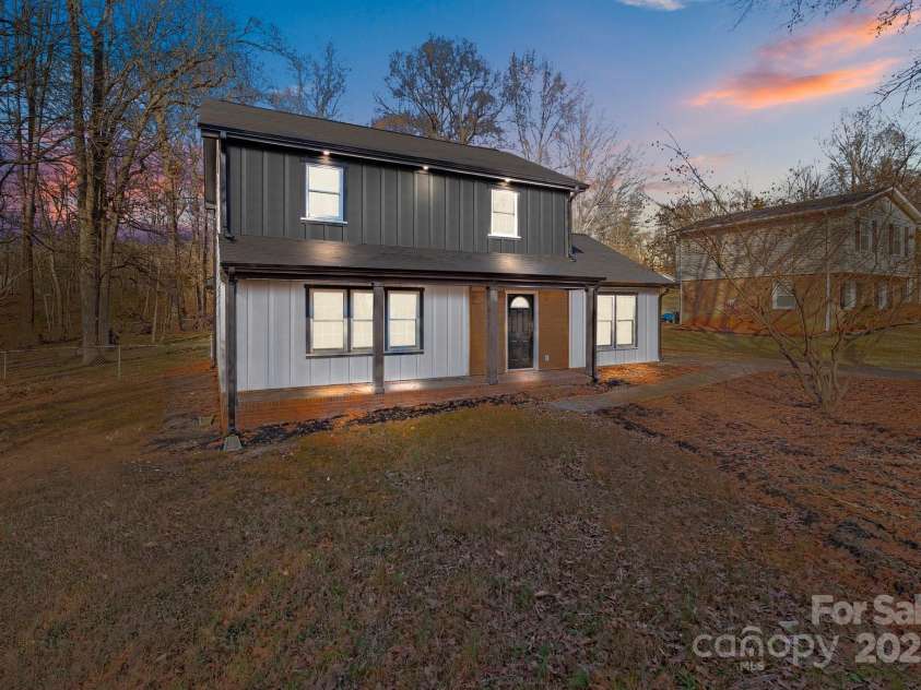 5400 Larewood Drive, Charlotte, NC 28215.  MLS# CAR4210135, YatesRealty ID 2755. 