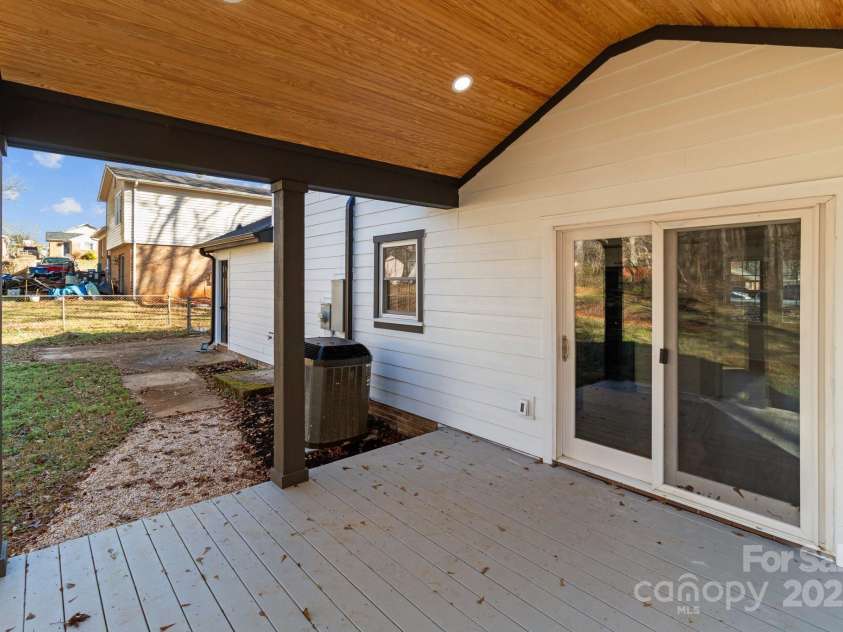 5400 Larewood Drive, Charlotte, NC 28215.  MLS# CAR4210135, YatesRealty ID 2755. 