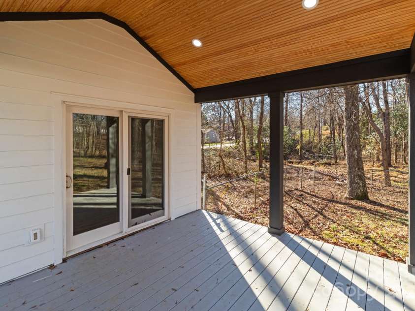 5400 Larewood Drive, Charlotte, NC 28215.  MLS# CAR4210135, YatesRealty ID 2755. 