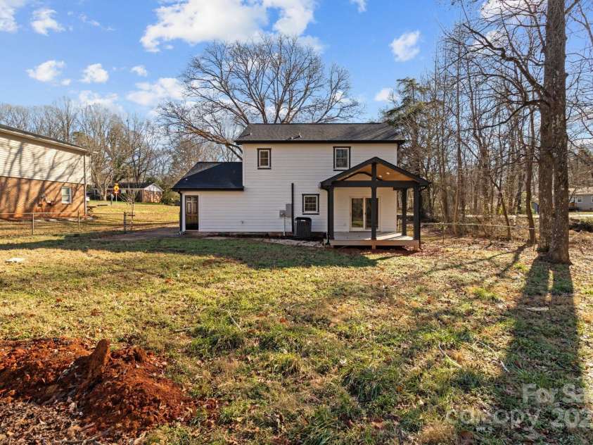 5400 Larewood Drive, Charlotte, NC 28215.  MLS# CAR4210135, YatesRealty ID 2755. 