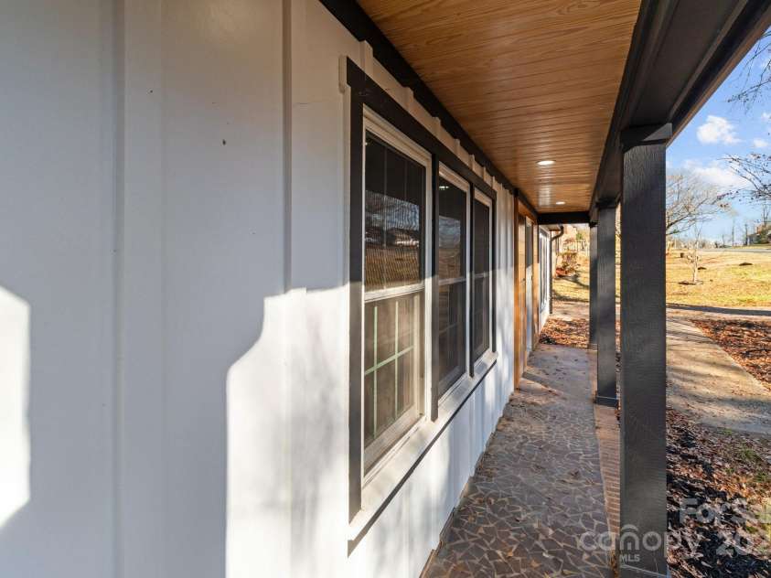 5400 Larewood Drive, Charlotte, NC 28215.  MLS# CAR4210135, YatesRealty ID 2755. 