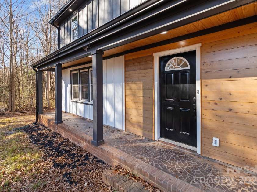 5400 Larewood Drive, Charlotte, NC 28215.  MLS# CAR4210135, YatesRealty ID 2755. 
