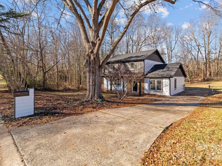 5400 Larewood Drive, Charlotte, NC 28215.  MLS# CAR4210135, YatesRealty ID 2755. 