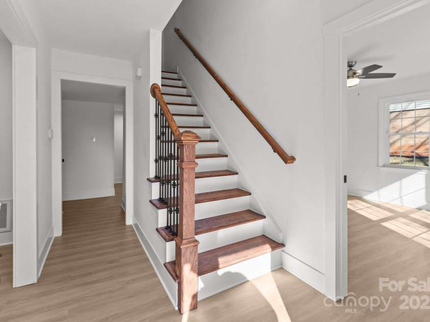 5400 Larewood Drive, Charlotte, NC 28215.  MLS# CAR4210135, YatesRealty ID 2755. 