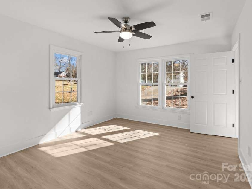 5400 Larewood Drive, Charlotte, NC 28215.  MLS# CAR4210135, YatesRealty ID 2755. 