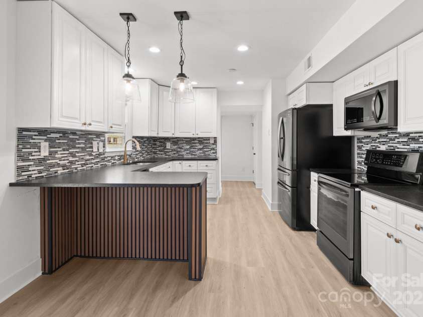 5400 Larewood Drive, Charlotte, NC 28215.  MLS# CAR4210135, YatesRealty ID 2755. 