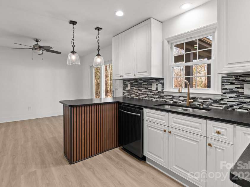 5400 Larewood Drive, Charlotte, NC 28215.  MLS# CAR4210135, YatesRealty ID 2755. 