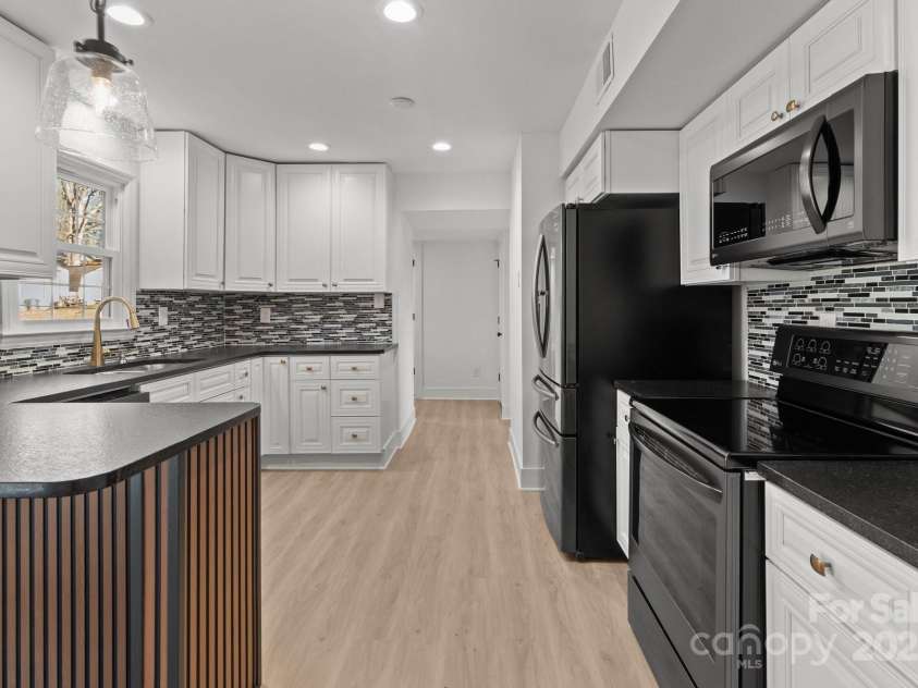 5400 Larewood Drive, Charlotte, NC 28215.  MLS# CAR4210135, YatesRealty ID 2755. 