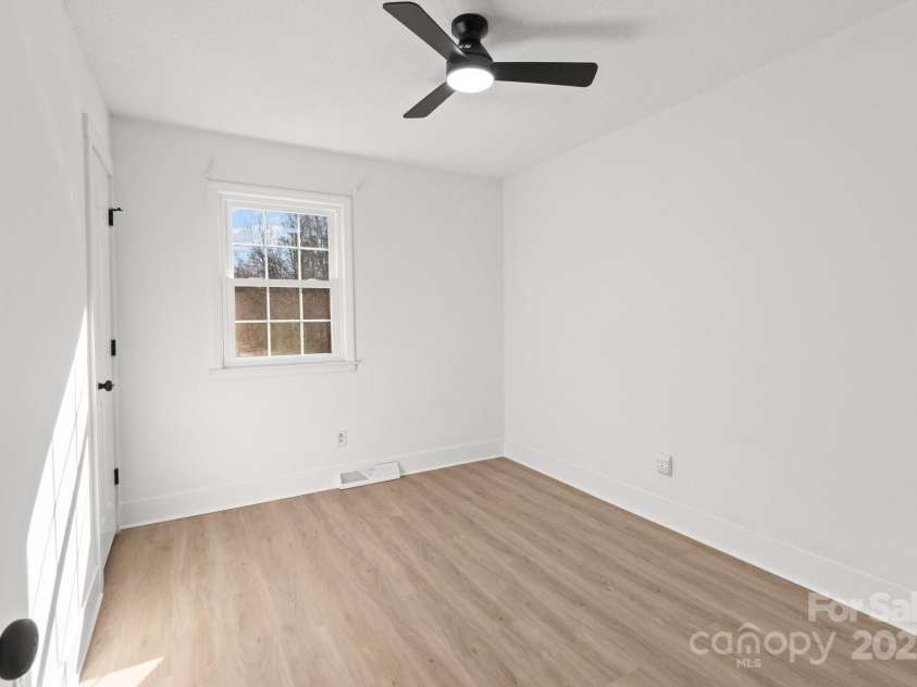 5400 Larewood Drive, Charlotte, NC 28215.  MLS# CAR4210135, YatesRealty ID 2755. 
