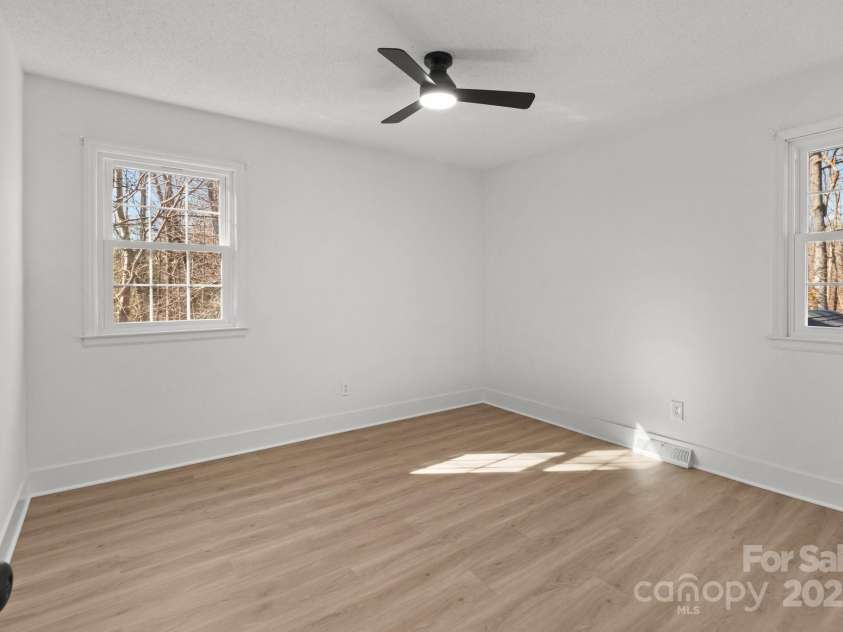 5400 Larewood Drive, Charlotte, NC 28215.  MLS# CAR4210135, YatesRealty ID 2755. 