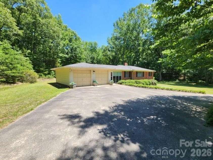 2333 Lynwood Drive, Lancaster, SC 29720.  MLS# CAR4383671, YatesRealty ID 27553. 