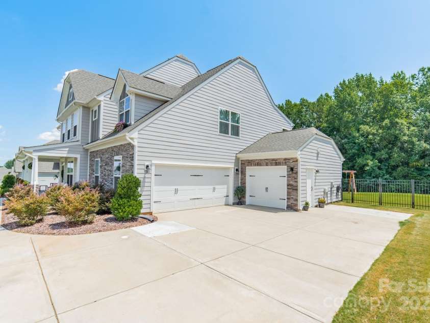 849 Yucatan Drive, Waxhaw, NC 28173.  MLS# CAR4281453, YatesRealty ID 27553. Driveway & Garages for 3 cars