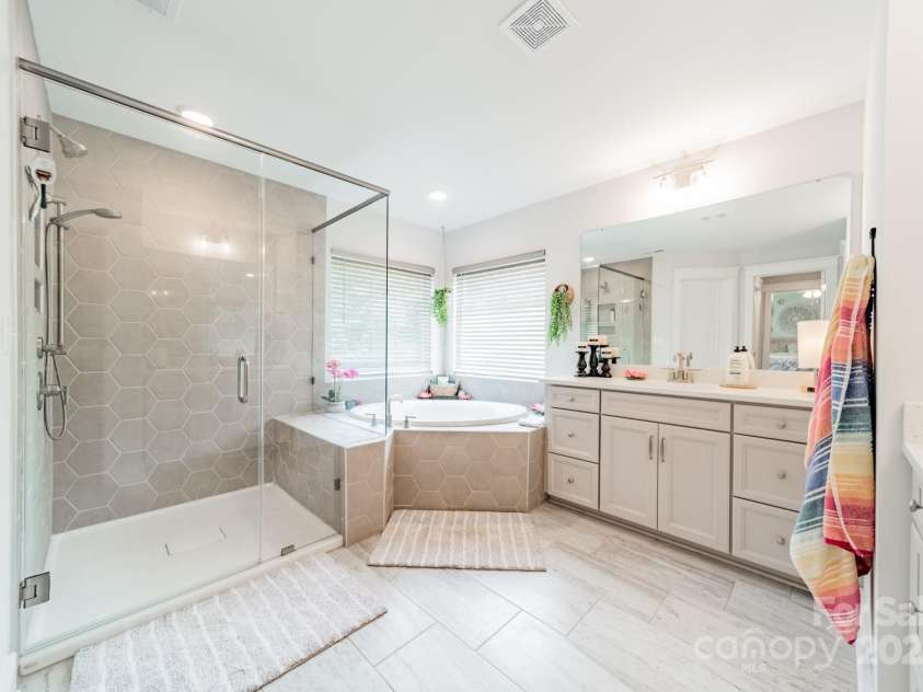 849 Yucatan Drive, Waxhaw, NC 28173.  MLS# CAR4281453, YatesRealty ID 27553. Primary Bathroom