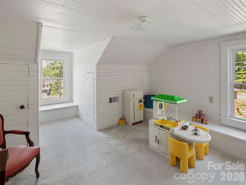 19 Blackwood Road, Asheville, NC 28804.  MLS# CAR4369700, YatesRealty ID 27554. Third level space with endless possibilities
