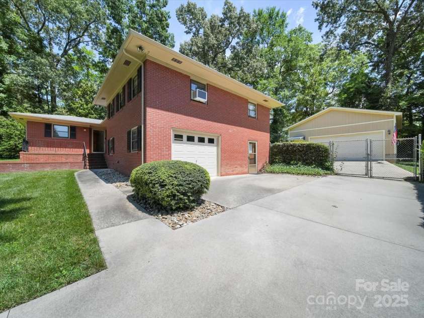 312 Garrison Drive, Albemarle, NC 28001.  MLS# CAR4278384, YatesRealty ID 27554. 