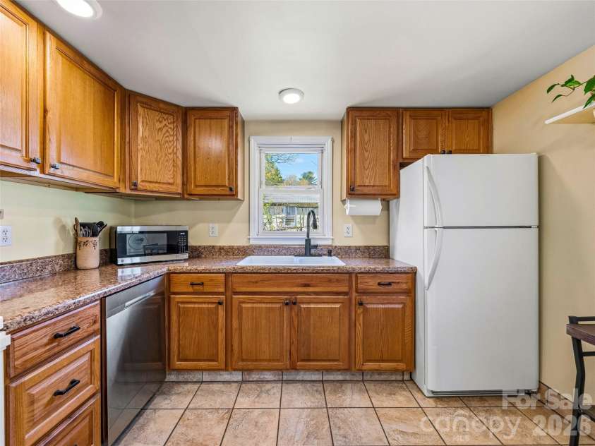 125 Lower Edgewood Road, Candler, NC 28715.  MLS# CAR4371013, YatesRealty ID 27557. Large, well-appointed kitchen.