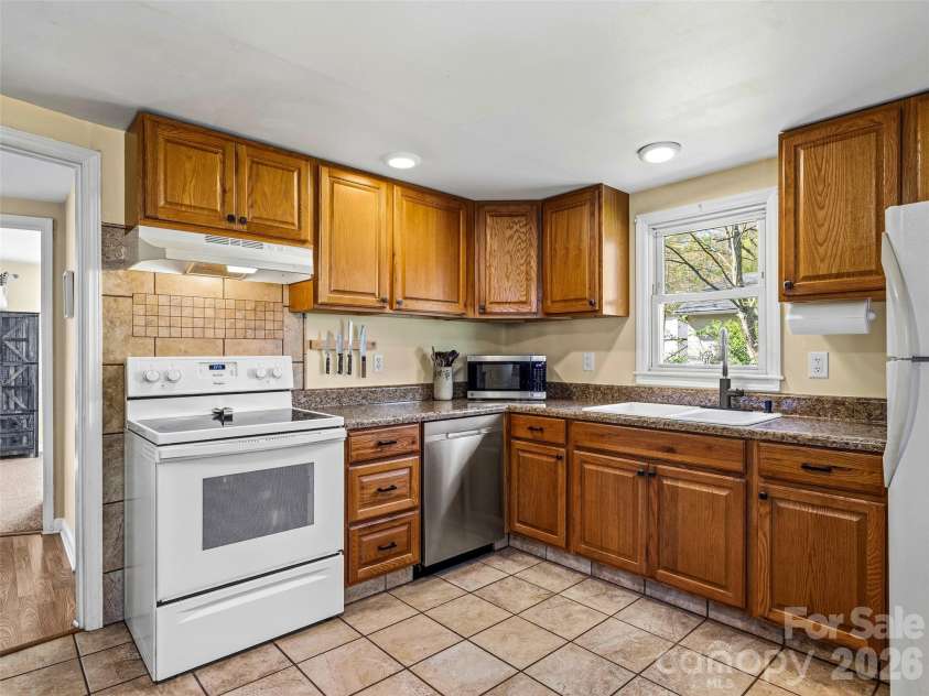 125 Lower Edgewood Road, Candler, NC 28715.  MLS# CAR4371013, YatesRealty ID 27557. Large, well-appointed kitchen.