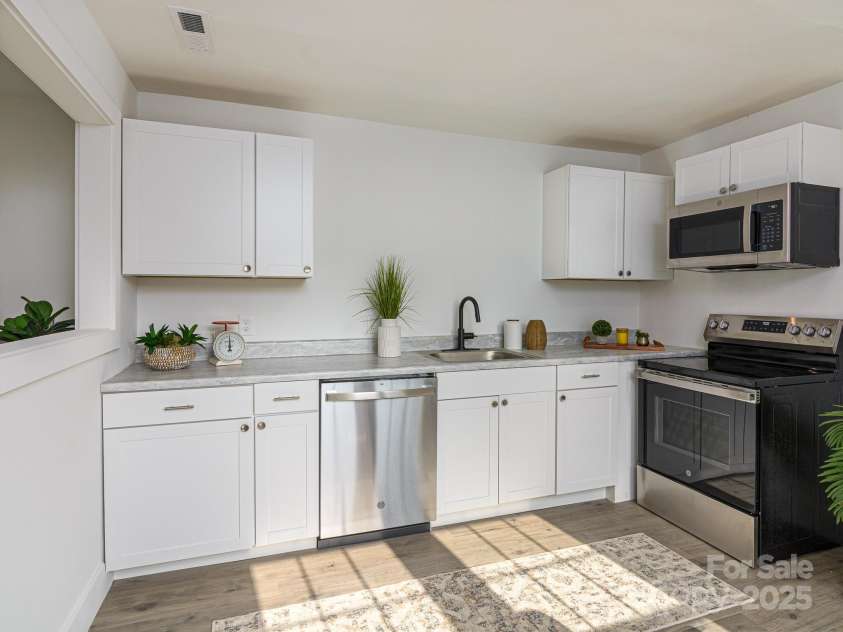 55 Scates Street, Waynesville, NC 28786.  MLS# CAR4275458, YatesRealty ID 27557. 