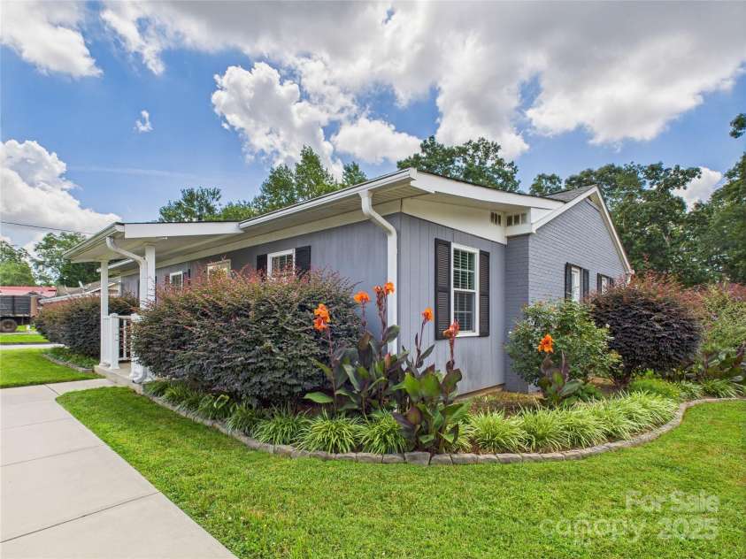 1416 23rd Avenue, Hickory, NC 28601.  MLS# CAR4283128, YatesRealty ID 27558. 
