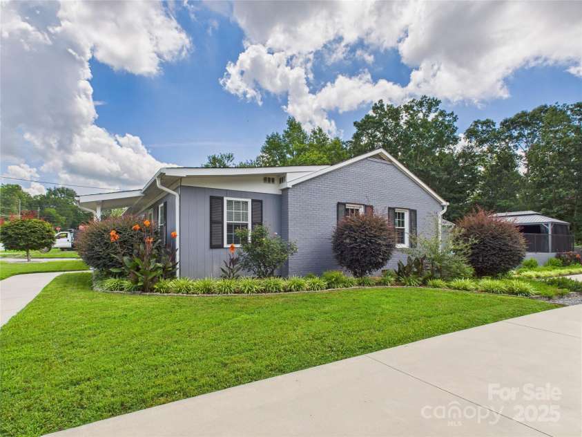 1416 23rd Avenue, Hickory, NC 28601.  MLS# CAR4283128, YatesRealty ID 27558. 