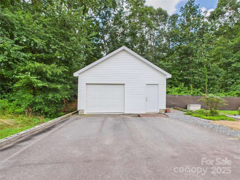 1416 23rd Avenue, Hickory, NC 28601.  MLS# CAR4283128, YatesRealty ID 27558. 