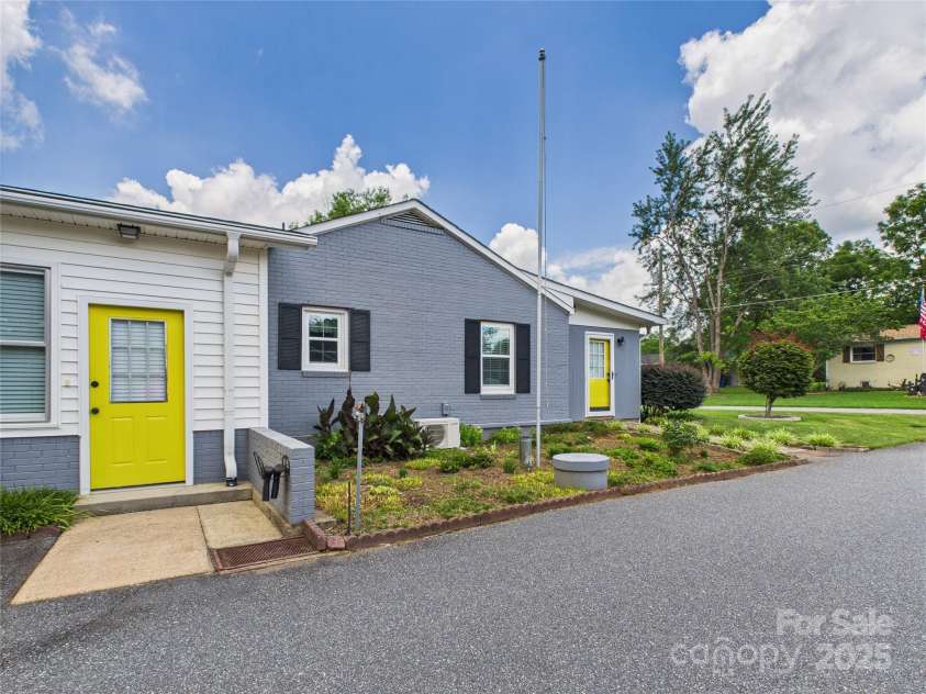1416 23rd Avenue, Hickory, NC 28601.  MLS# CAR4283128, YatesRealty ID 27558. 
