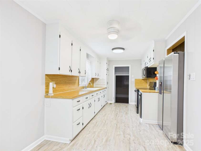 1416 23rd Avenue, Hickory, NC 28601.  MLS# CAR4283128, YatesRealty ID 27558. 