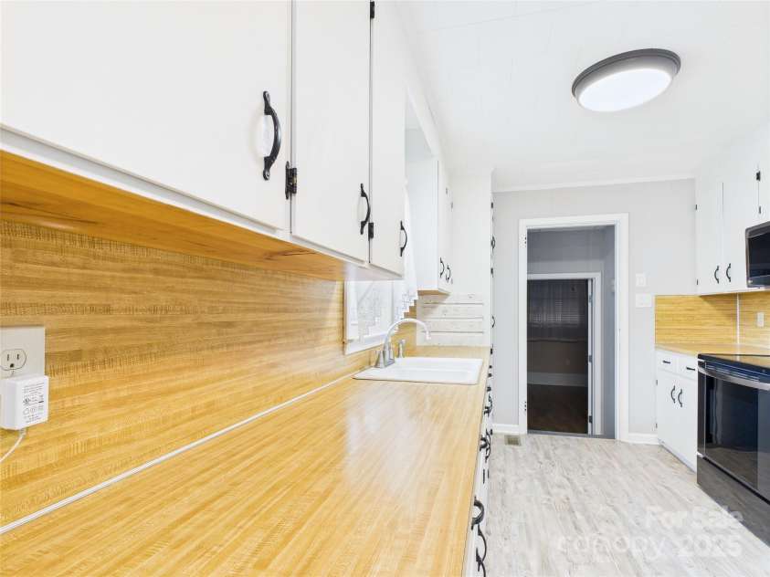 1416 23rd Avenue, Hickory, NC 28601.  MLS# CAR4283128, YatesRealty ID 27558. 