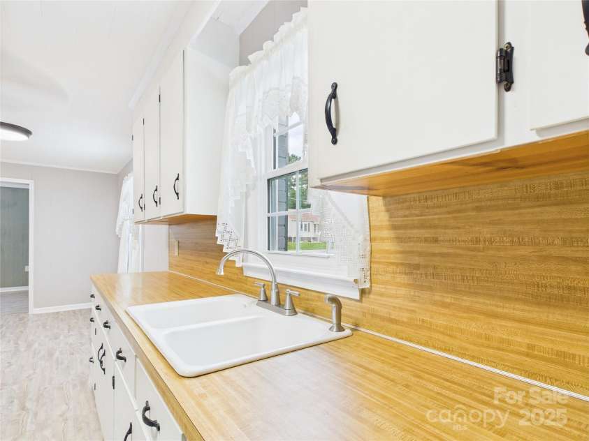 1416 23rd Avenue, Hickory, NC 28601.  MLS# CAR4283128, YatesRealty ID 27558. 