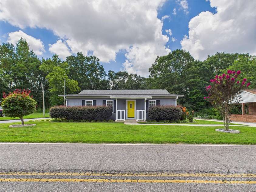 1416 23rd Avenue, Hickory, NC 28601.  MLS# CAR4283128, YatesRealty ID 27558. 