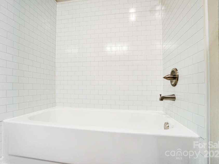 6210 Windsor Gate Lane, Charlotte, NC 28215.  MLS# CAR4230445, YatesRealty ID 2756. 