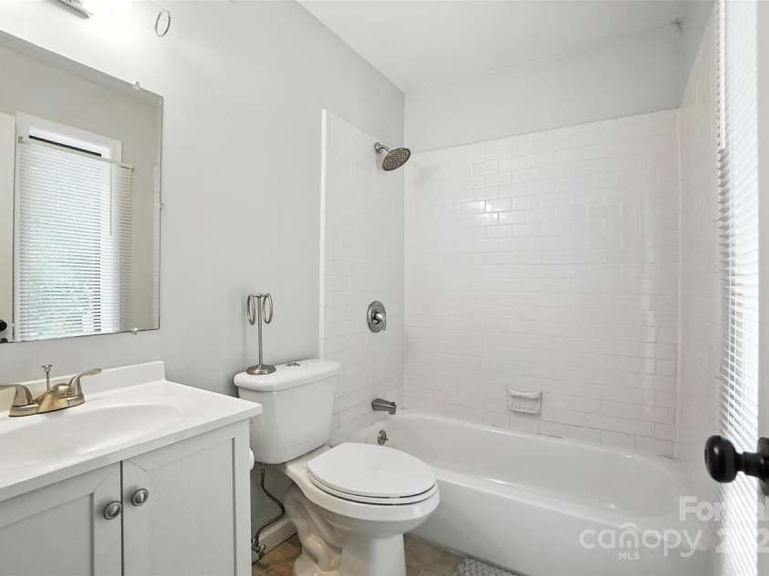 7807 Hummingbird Lane, Charlotte, NC 28212.  MLS# CAR4281117, YatesRealty ID 27560. 