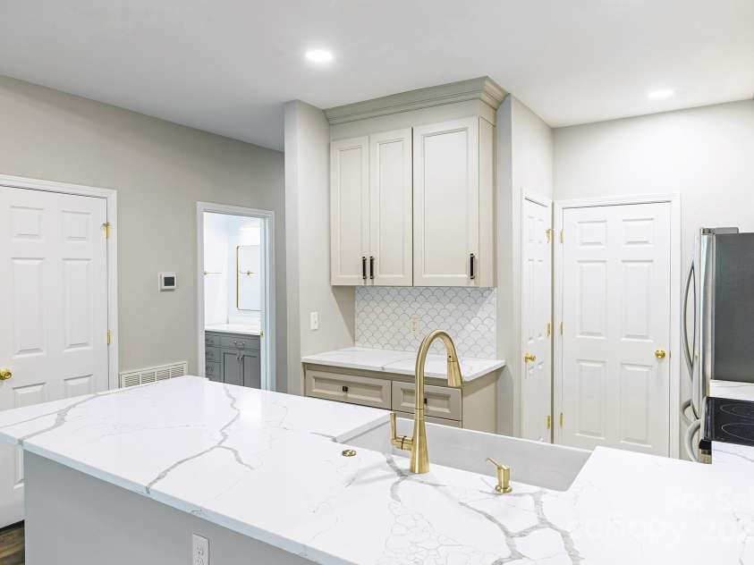 795 Peninsula Drive, Davidson, NC 28036.  MLS# CAR4274754, YatesRealty ID 27563. 