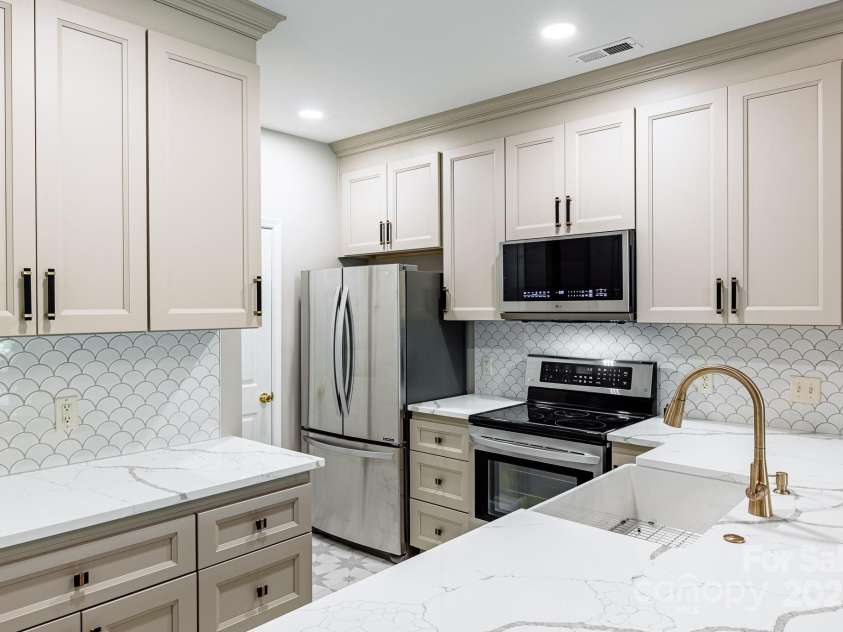 795 Peninsula Drive, Davidson, NC 28036.  MLS# CAR4274754, YatesRealty ID 27563. 