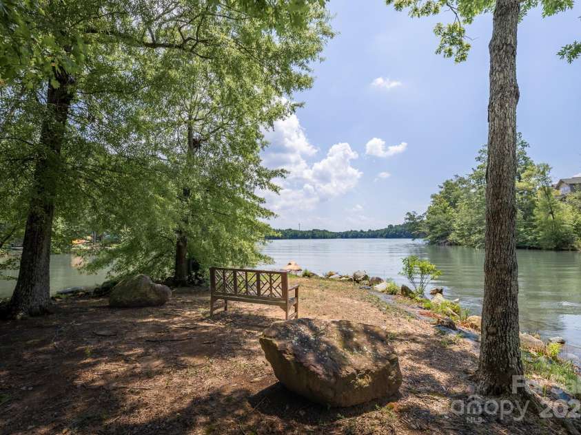 795 Peninsula Drive, Davidson, NC 28036.  MLS# CAR4274754, YatesRealty ID 27563. 
