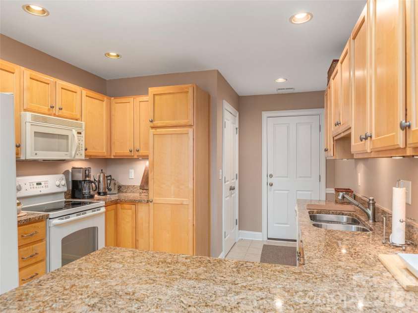 62 Denali Lane, Waynesville, NC 28786.  MLS# CAR4356624, YatesRealty ID 27564. 