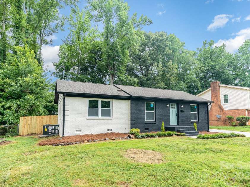 6557 Covecreek Drive, Charlotte, NC 28215.  MLS# CAR4277959, YatesRealty ID 27567. 