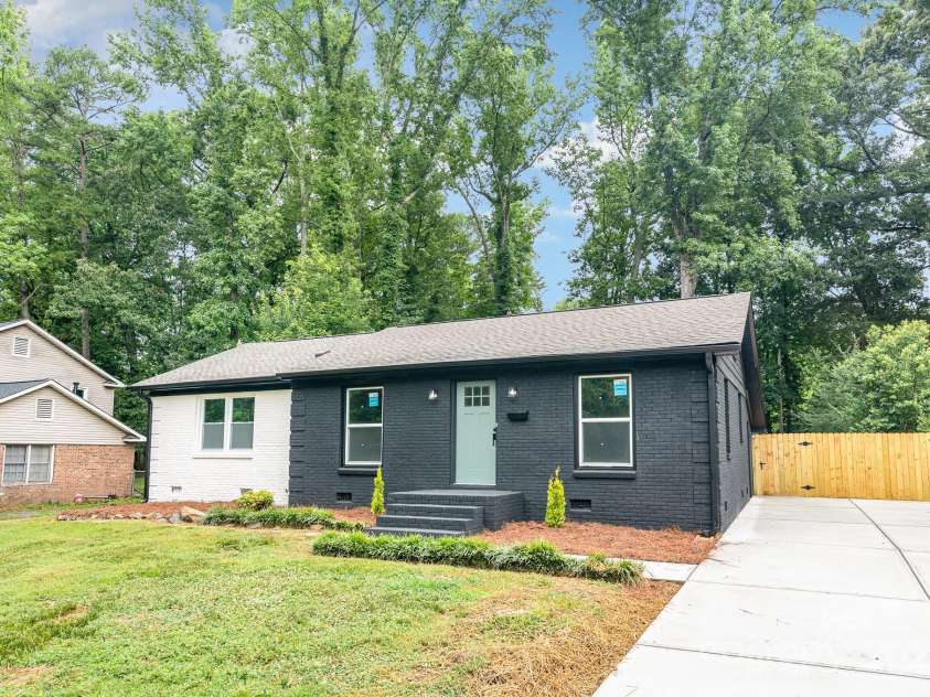 6557 Covecreek Drive, Charlotte, NC 28215.  MLS# CAR4277959, YatesRealty ID 27567. 