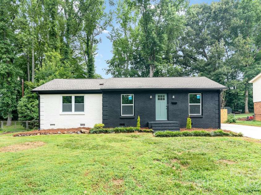 6557 Covecreek Drive, Charlotte, NC 28215.  MLS# CAR4277959, YatesRealty ID 27567. 