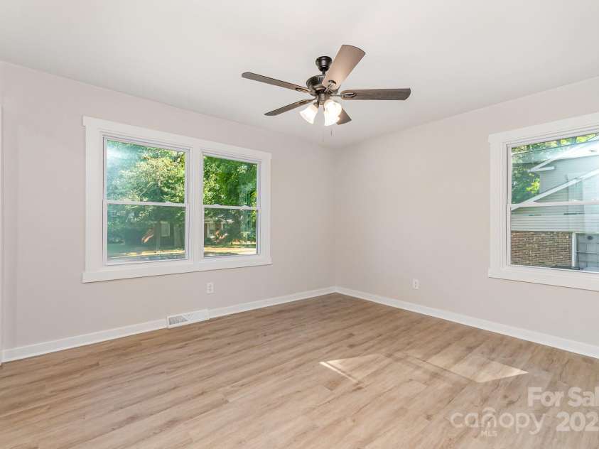 6557 Covecreek Drive, Charlotte, NC 28215.  MLS# CAR4277959, YatesRealty ID 27567. 