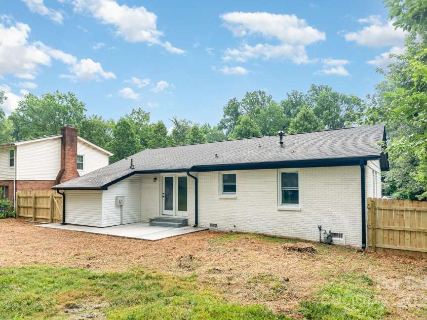 6557 Covecreek Drive, Charlotte, NC 28215.  MLS# CAR4277959, YatesRealty ID 27567. 